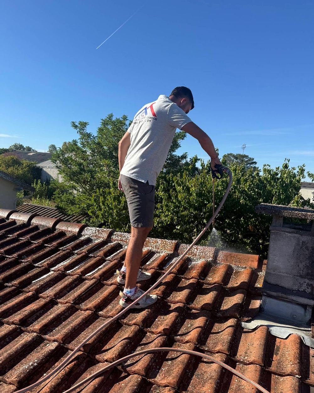 Nettoyage d’une toiture en tuiles canal par l’équipe SRB.
